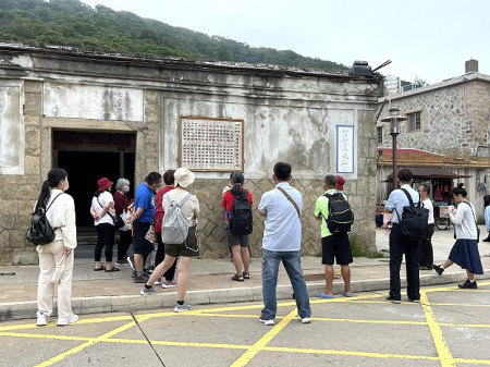 　三天端午連假逾千位遊客入境北竿，各景點都可見團散客。（圖／文：陳鵬雄）