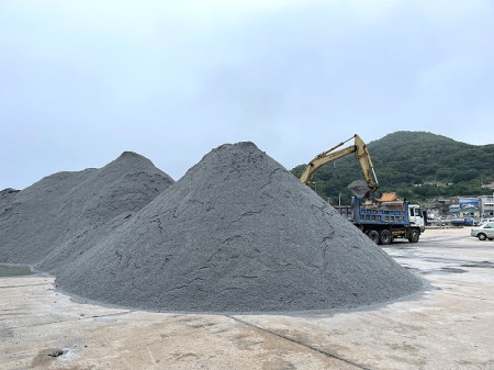 　繼上月底碎石之後白沙碼頭再進大批細砂，北竿營造業缺料荒可望暫告疏解。（圖／文：陳鵬雄）