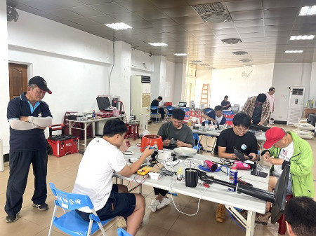 環資局辦理四鄉五島小家電免費巡迴健檢最終場11日抵達西莒,協助鄉親維修電器解決煩惱,也達到減少廢棄物及節能減碳的效果。(圖/文:宋幸儒)