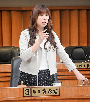 議員曹丞君進行質詢。（圖／文：曹重偉）