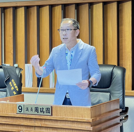 議員周瑞國進行質詢。(圖/文:馮紹夫)
