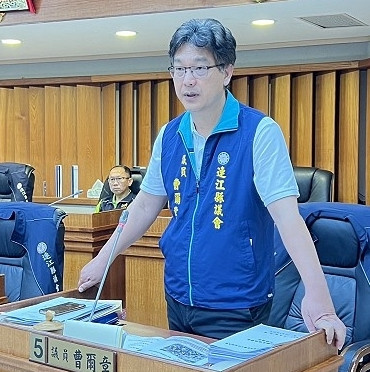 議員曹爾章進行質詢。(圖/文:馮紹夫)