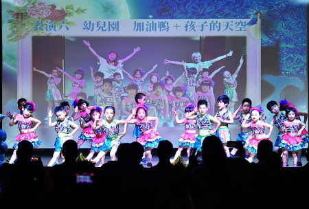 　東引國民中小學暨附屬幼兒園23位畢業生，帶著師長、同學的滿滿祝福，邁向求學新旅程。（圖／文：陳其敏）