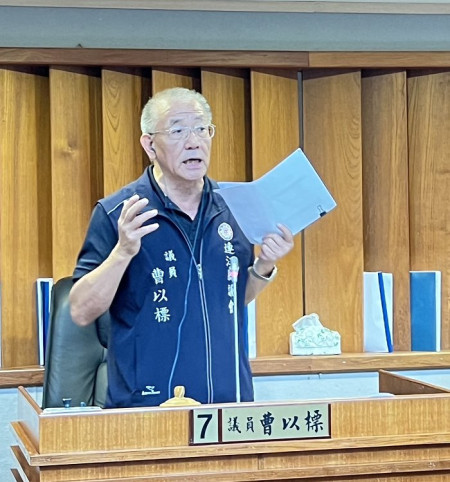 議員曹以標進行質詢。(圖/文:馮紹夫)