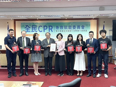 立法院厚生會及財團法人厚生基金會捐贈連江縣政府8台自動體外心臟電擊去顫器(AED),秘書長張龍德代表接受。(圖:縣府)