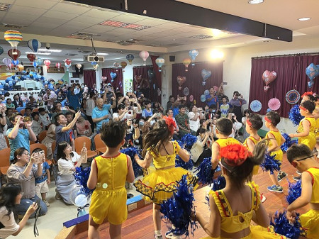 塘岐國小第69屆暨幼兒園第28屆畢業典禮歡樂登場。（圖／文：陳鵬雄）