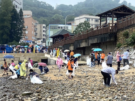 縣府舉辦113年連江縣國家海洋日海漂垃圾清除暨海洋環境教育宣導活動,落實減污、加綠,讓海洋生態得以永續。(圖/文:曹重偉)