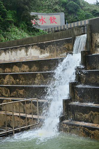 　連日降雨，東引東湧水庫及下方蓄水池都出現溢流情形。（圖／文：陳其敏）