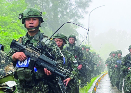 戰術行軍訓練。（圖：胡鐵耀）