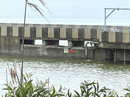 　連日大雨為水庫帶來大進水，北竿坂里水庫直逼19公尺滿水位。（圖／文：陳鵬雄）