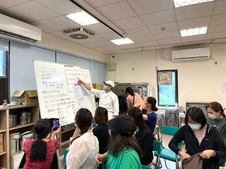 縣府從104年起開辦中餐丙級烹調考照輔導班,至今有211位鄉親考取丙級廚師證。(圖:民社處)