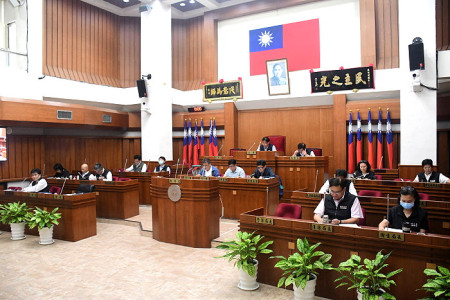 　連江縣議會第8屆第3次定期大會17日進行議案審查，副議長林明揚主持，副縣長陳冠人率提案單位主管列席。（圖／文：曹重偉）