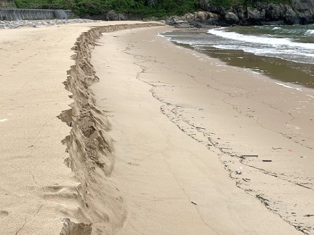 　西南季風報到，塘后沙灘遭海浪拍擊一夜之間就產生約2公尺的落差。（圖／文：陳鵬雄）