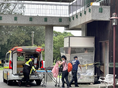　陡坡轉彎重心不穩，芹壁17日發生遊客機車自摔意外。（圖／文：陳鵬雄）