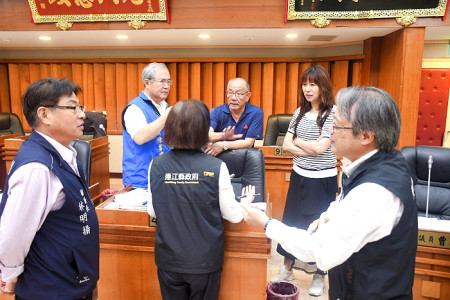 　縣議會第8屆第3次定期大會18日議案審查，府會利用休息時間針對連江縣六十五歲以上老人居家生活補助費自治條例修正案進行協調。（圖／文：曹重偉）