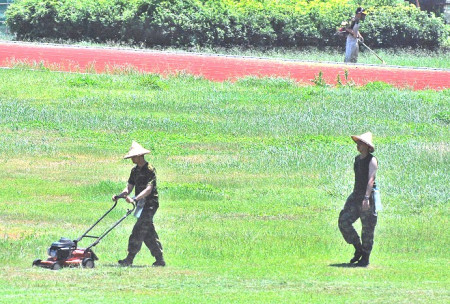 　進入「夏至」節氣，天氣逐漸炎熱，外出應做好防曬措施並多補充水分。（圖：資料照片）
