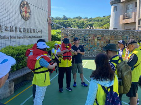 新北市防災教育參訪團21日抵達教育部防災校園績優學校東莒國小進行交流。(圖/文:蔡夢玲、新北市防災教育參訪團提供)