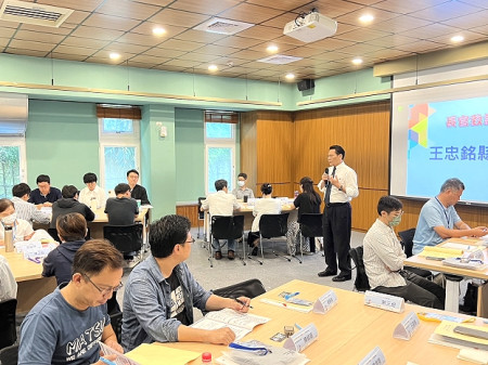 縣府國際化人才培育班21日開課,縣長王忠銘開課前向學員分享許多觀念,勉勵學員認真學習,將來為馬祖努力。(圖/文:馮紹夫)