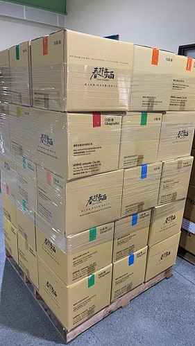 麗明營造公司吳春山董事長致贈縣府「春拌麵」,21日由「新臺馬輪」運抵,縣長王忠銘、議長張永江、鄉長林志東等代表轉贈。(圖/文:曹重偉)