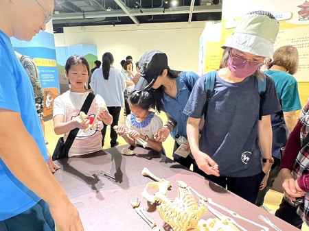 「發現第一人:亮島X南科」22日上午在民俗文物館特展區開幕,帶領民眾重回史前時代,一窺其生活樣貌。(圖/文:馮紹夫)