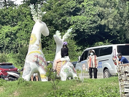 　北竿衛生所門口梅花鹿意象裝置藝術，遊客直接跨騎拍照打卡當作遊樂場。（圖／文：陳鵬雄）