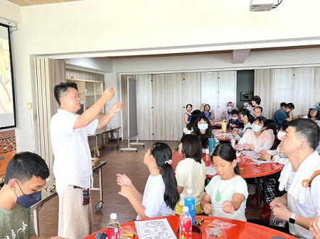 馬祖野鳥學會邀請鋁線工藝師鄧嘉銘指導神話之鳥鋁線工藝品創作,藉此推廣自然生態保育。(圖/文:馮紹夫)