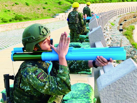 模擬武器射擊訓練。（圖：胡鐵耀）