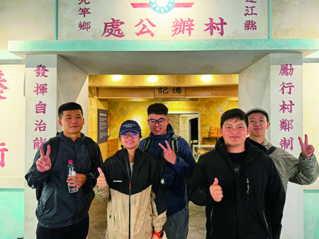官兵參訪後合影。（圖：劉酉勤）