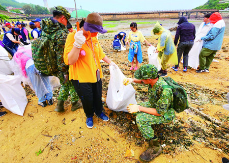 官兵與地方鄉親一同淨灘。（圖：陳承杰）