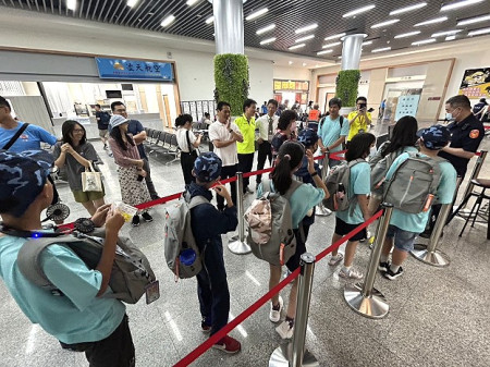 2024「走出馬祖」學習成長營23日出發,四鄉五島95位國小五年級學生們在老師帶領下搭機出發,縣長王忠銘、副縣長陳冠人送機。(圖/文:曹重偉)