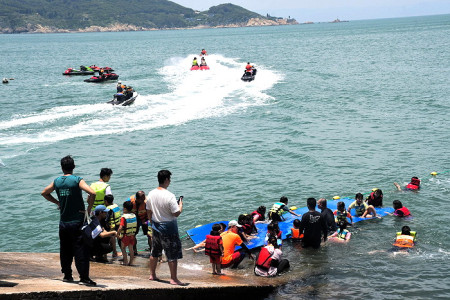 　113年運動i臺灣計畫2.0海洋多元推廣親子體驗23日在福澳救生大隊廣場歡樂登場，最受矚目的水上鋼鐵人設備帶鄉親起飛。（圖／文：曹重偉）