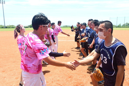 　113年連江縣體育季第三屆馬祖戰地盃慢速壘球聯賽落幕，共7支隊伍參賽，最後由集結馬祖在地青年好手的台啤101隊登上王座。（圖／文：曹重偉）