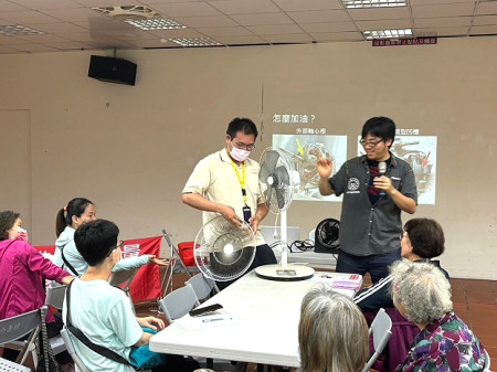 修家電還可以學基礎維修知識!環資局商請小家電維修所資深志工蕭世廷開辦工作坊,教導鄉親如何簡易維修最常見的電風扇。(圖:連江縣環資局)