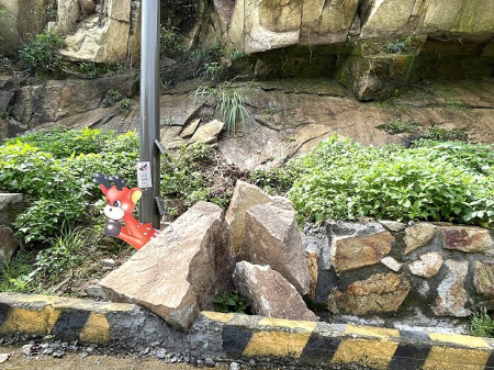 　梅雨季期間北竿部份道路邊坡坍方，公所盤點有近十處需要進行加固工程。（圖／文：陳鵬雄）