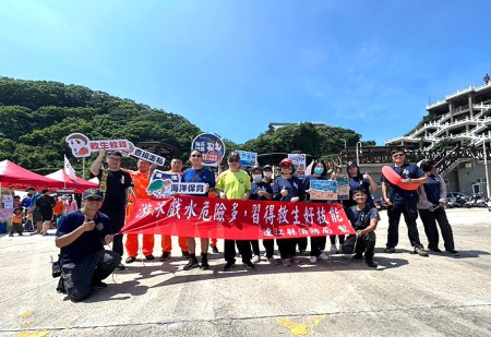 消防局鳳凰志工大隊結合水上活動,進行救溺器材操作演練及加強CPR&AED推廣。(圖:鳳凰志工大隊)
