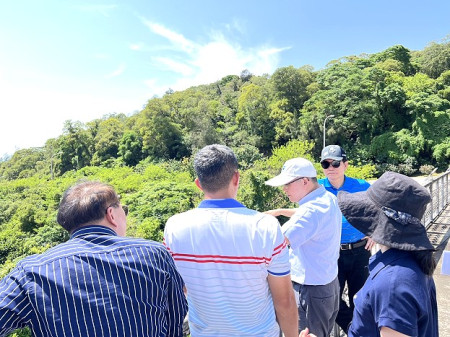 國家住都中心董事長花敬群25日率團隊來馬祖現勘津沙、仁愛兩處社宅預定地。(圖/文:馮紹夫)