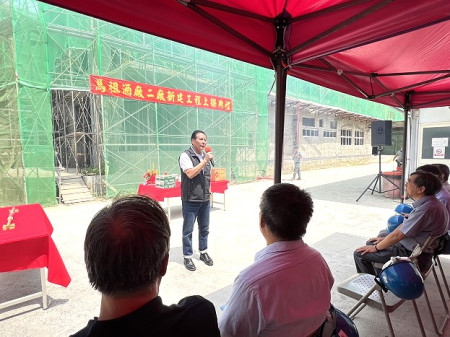 馬祖酒廠二廠25日舉行上樑典禮,縣長王忠銘率團隊上香,工程預計明年底完工。(圖/文:馮紹夫)