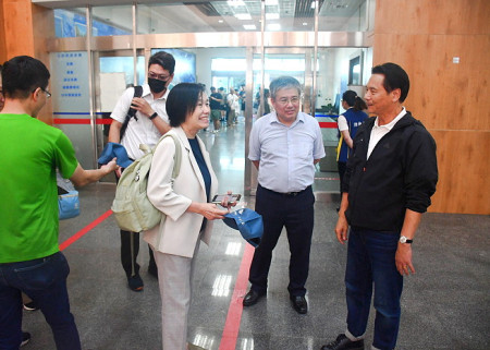 　農業部次長杜文珍一行25日下午搭機抵馬，縣長王忠銘、產發處長林志豐前往接機，對杜次長一行到來表示熱烈歡迎。（圖／文：曹重偉）