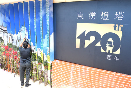 　東湧燈塔120週年慶祝活動，南澳中路老街設立燈塔裝置造景，讓遊客拍照打卡，參加線上抽獎活動。（圖／文：陳其敏）
