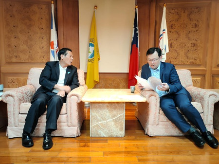 縣長王忠銘28日下午在立委陳雪生、議長張永江陪同下,拜會體育署長鄭世忠,爭取四鄉體育設施改善。(圖:縣府)