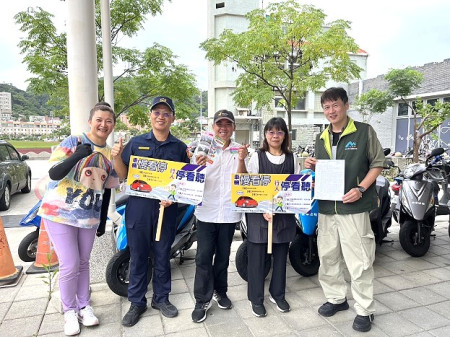 暑期跳島馬祖旅遊人氣旺,道安團隊這幾天在機場、碼頭以活潑、生活化的方式互動宣導,呼籲來馬卡蹓遊客減速慢行顧安全。(圖:連江縣警察局)
