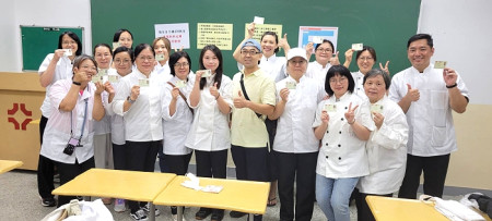 縣府民社處中餐丙級證照輔導班29日安排學員赴台考照,有20位學員順利考取。(圖:民社處)