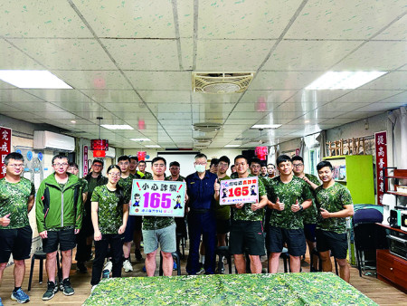 官兵講習後與警員合影。（圖：林瑞和）