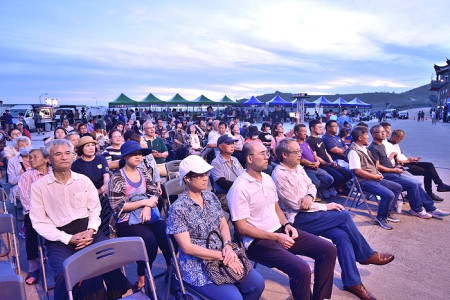 　東湧燈塔120週年〈星空下的祝福音樂會〉，瘋薩客樂團帶來數十首耳熟能詳樂曲，並接受聽眾點歌，氣氛歡樂。（圖／文：陳其敏）