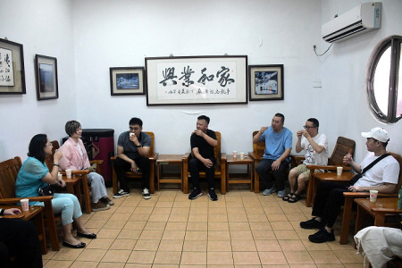 　福州市旅遊協會踩線團一行30日繼續馬祖遊程，首站參訪最有名的八八坑道及馬祖酒廠，總經理劉九銘搬出窖藏好酒招待團員。（圖／文：曹重偉）