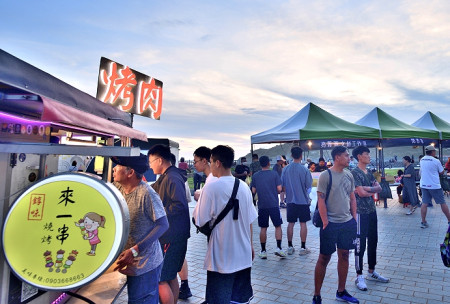 　東湧燈塔120週年活動，連續二天在忠誠門舉辦音樂會，周邊設有市集攤位，讓軍民、遊客一邊聆聽樂音，一邊享用美食。（圖／文：陳其敏）