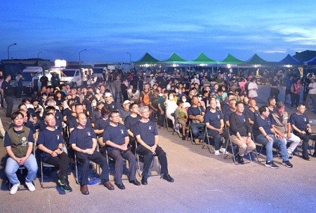 　東湧燈塔120週年慶，壓軸的燈塔之夜音樂會，邀請大提琴家張正傑、次女高音翁若珮、鋼琴家謝婉玲及街角風情、歌手徐毓翎接力表演，用琴聲、歌聲傳遞祝福。（圖／文：陳其敏）