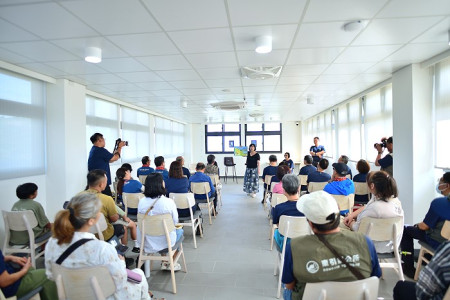 　東湧燈塔120歲生日，陳翠玲老師分享導讀《守燈塔的家族》繪本故事；對東引各界珍惜重視古蹟燈塔文化資產的用心與付出，航港局長葉協隆表示肯定與感謝。（圖／文：陳其敏）