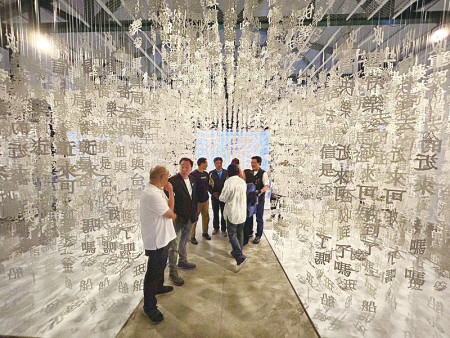 延展7個月,深受喜愛的「收信快樂」作品將於7月5日告一段落,當天開始兩天也將開放民眾索取字串留念。(圖:本報資料室)