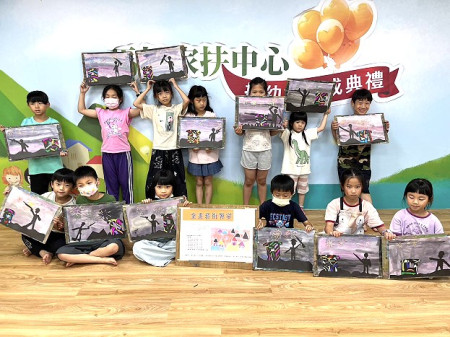 「童畫藝術饗宴」活動,孩子們發揮豐富的創意,展現結合馬祖在地特色的藝術創作。(文:黃沛宣/圖:馬祖兒童美術協會)